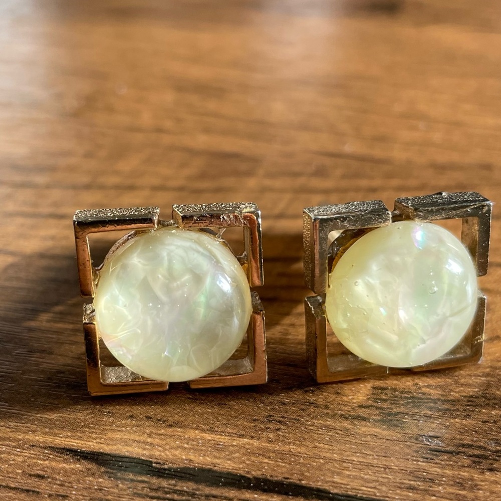 Swank Cuff Links Yellowish Stone in a Golden Square Frame